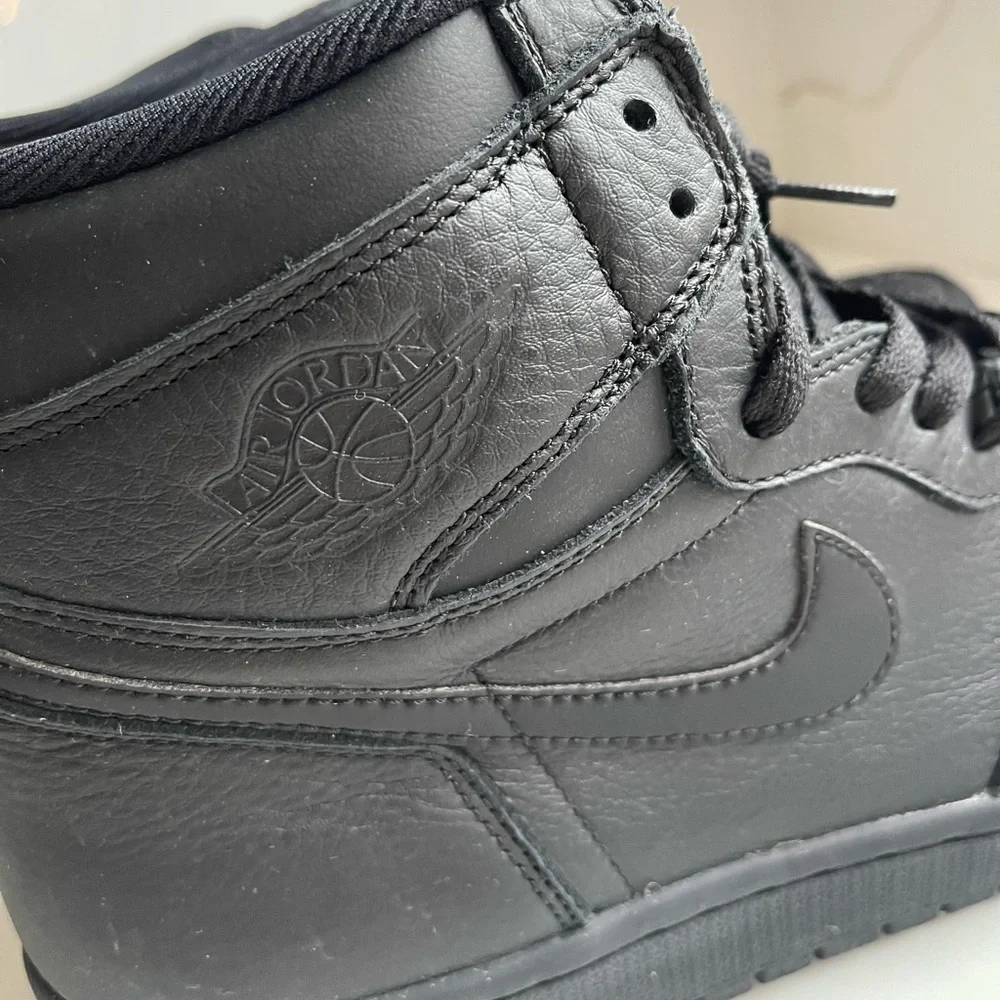 Nike Air Jordan 1 Retro High OG 'Triple Black' sneaker - Picture 6 of 10